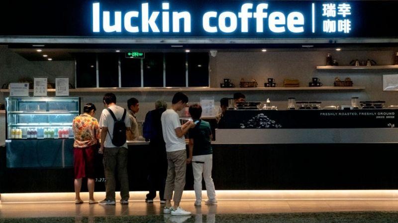 Vụ bê bối gian lận tài chính của Luckin Coffee năm ngoái mở đầu cho quá trình tách rời tài chính Mỹ - Trung (Ảnh: Getty).