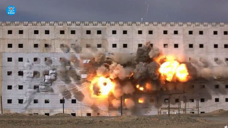 Hình ảnh Trung Quốc khoe tên lửa hành trình Trường Kiếm-10 đánh trúng cửa sổ nhà cao tầng (Ảnh: Dwnews).