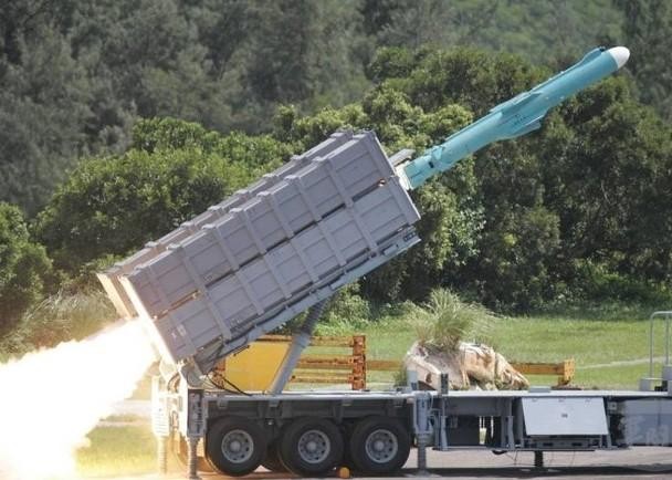 Tên lửa hành trình Hùng Phong-2E của Đài Loan có tầm bắn 1.200km đã được sản xuất hàng loạt và đưa vào trang bị (Ảnh: Dongfang).