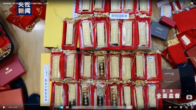 Các thỏi vàng Lại Tiểu Dân nhận hối lộ được tìm thấy (Ảnh: CCTV).