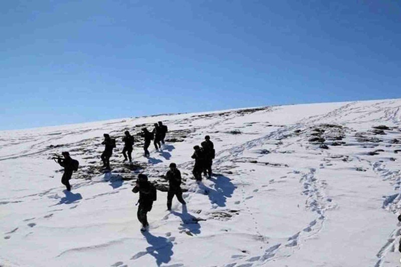 Lính Trung Quốc huấn luyện chiến đấu ở biên giới với Ấn Độ trong điều kiện khắc nghiệt (Ảnh: Dwnews) Lính Trung Quốc huấn luyện chiến đấu ở biên giới với Ấn Độ trong điều kiện khắc nghiệt (Ảnh: Dwnews)