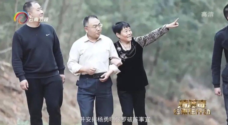 Vợ chồng "đại sư" cùng Dương Dũng Minh lên núi Trường Trùng nghiên cứu lập trận phá trấn yểm phong thủy (Ảnh: Sohu). Vợ chồng "đại sư" cùng Dương Dũng Minh lên núi Trường Trùng nghiên cứu lập trận phá trấn yểm phong thủy (Ảnh: Sohu).