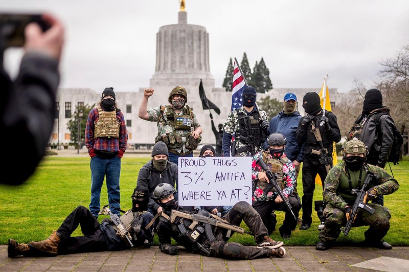 Ngày 17 /1, tại Salem, bang Oregon, những người biểu tình có vũ trang tự xưng là của tổ chức "Boogaloo Boys" chụp ảnh chung với những người biểu tình khác bên ngoài tòa nhà nghị viện bang Oregon (Ảnh: AP). Ngày 17 /1, tại Salem, bang Oregon, những người biểu tình có vũ trang tự xưng là của tổ chức "Boogaloo Boys" chụp ảnh chung với những người biểu tình khác bên ngoài tòa nhà nghị viện bang Oregon (Ảnh: AP).