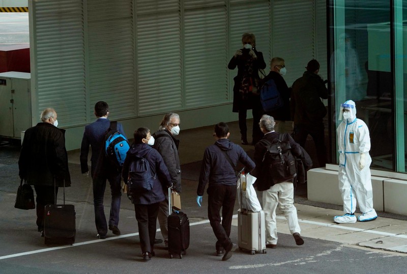 Nhóm điều tra của các chuyên gia WHO từ Singapore đến sân bay Vũ Hán hôm 14/1/2021 (Ảnh: AP).