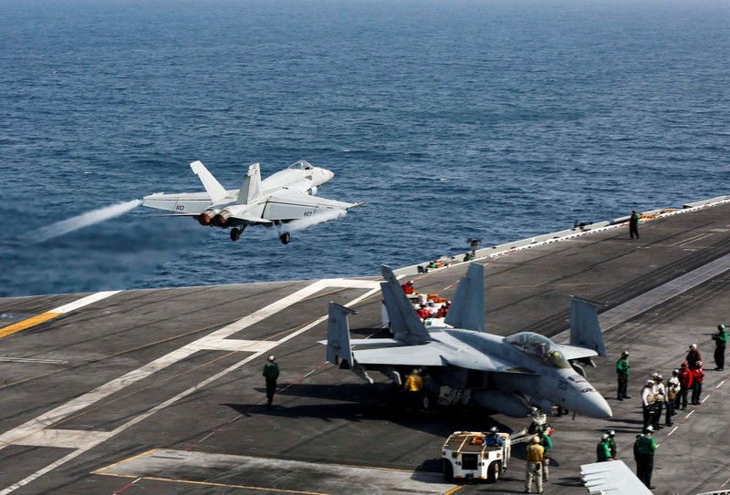 Máy bay trên tàu Roosevelt cất cánh (Ảnh: Dongfang).