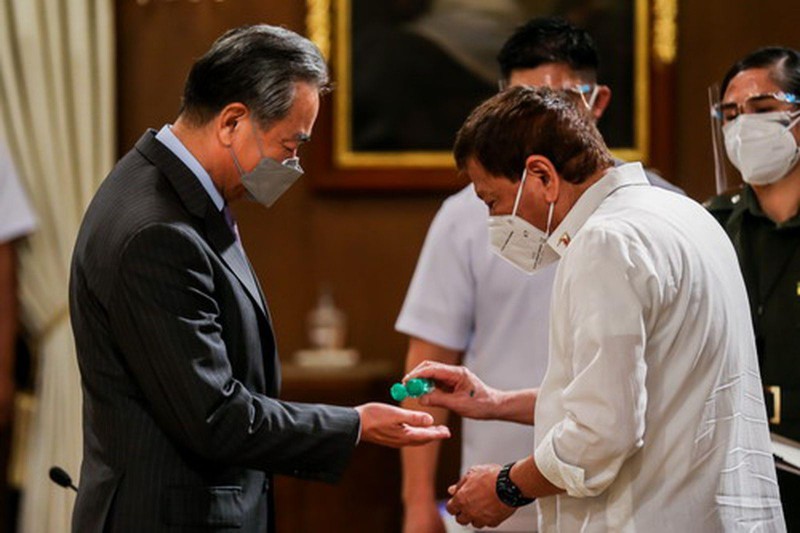 Ông Duterte sau khi trở thành Tổng thống Philippines không ngừng cải thiện quan hệ với Trung Quốc. Trong ảnh: ông tự tay khử trùng tay cho Ngoại trưởng Trung Quốc Vương Nghị sang thăm Phi hôm 16/1 (Ảnh: Dwnews). Ông Duterte sau khi trở thành Tổng thống Philippines không ngừng cải thiện quan hệ với Trung Quốc. Trong ảnh: ông tự tay khử trùng tay cho Ngoại trưởng Trung Quốc Vương Nghị sang thăm Phi hôm 16/1 (Ảnh: Dwnews).