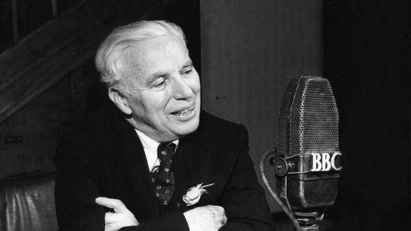 Charlie Chaplin trong phòng thu Đài BBC năm 1952 (Ảnh: BBC). Charlie Chaplin trong phòng thu Đài BBC năm 1952 (Ảnh: BBC).