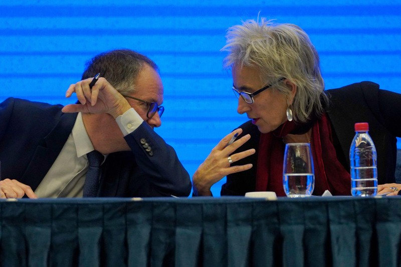 Ông Peter Ben Embarek và bà Marion Koopmans tại cuộc họp báo chung Trung Quốc - WHO ở Vũ Hán hôm 9/2 (Ảnh: AP).