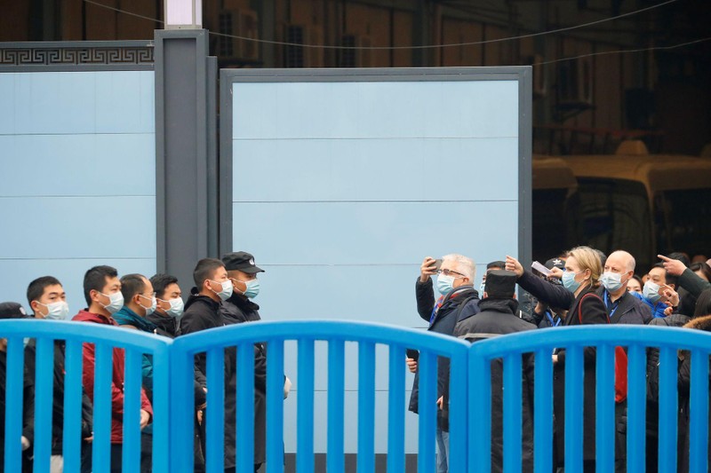 Nhóm điều tra của WHO quay phim, chụp ảnh trong Chợ thủy sản Hoa Nam trước sự giám sát của nhân viên Trung Quốc (Ảnh: Reuters). Nhóm điều tra của WHO quay phim, chụp ảnh trong Chợ thủy sản Hoa Nam trước sự giám sát của nhân viên Trung Quốc (Ảnh: Reuters).