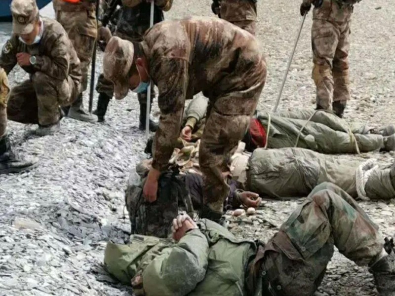 Lính Trung Quốc bắt trói lính Ấn Độ trong vụ xung đột (Ảnh: Dwnews).