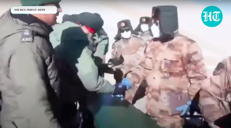 Lính Trung Quốc và Ấn Độ bắt tay nhau sau khi ký biên bản cùng rút quân (Ảnh: Hindustan Times).