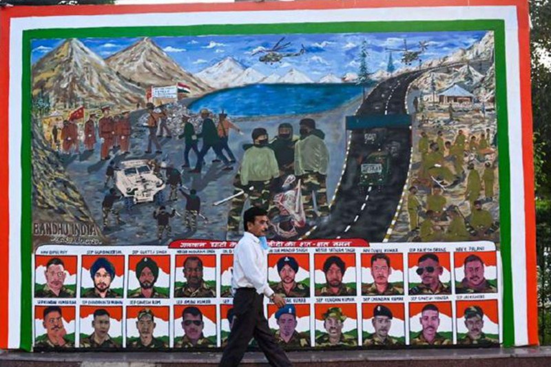 Một tranh cổ động về cuộc xung đột biên giới của Ấn Độ có vẽ hình 20 binh sĩ bị Trung Quốc sát hại (Ảnh: Dwnews).