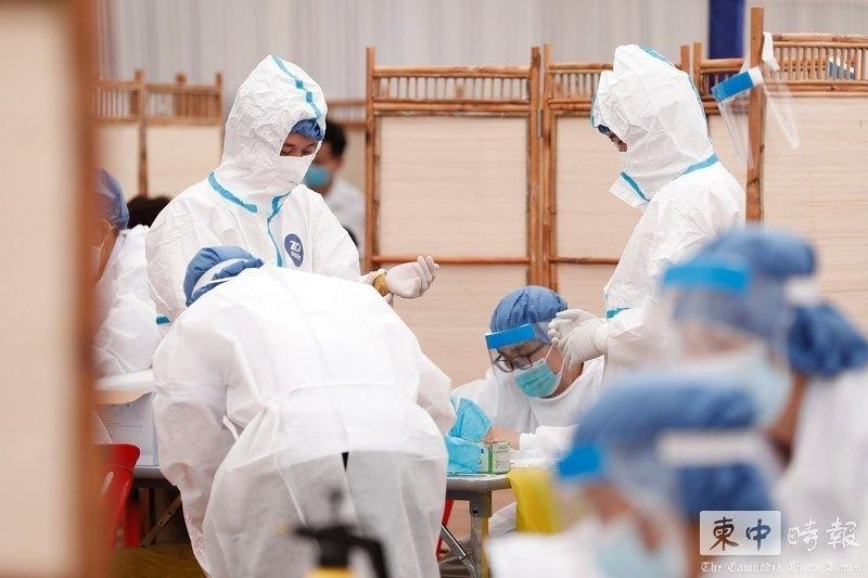 Các nhân viên y tế lấy mẫu xét nghiệm cho những người bị nghi nhiễm SARS-CoV-2 (Ảnh: TBCPC-TQ).