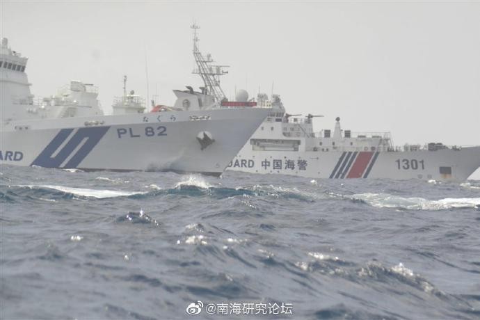 Tàu Cảnh sát biển Nhật Bản xua đuổi tàu Hải cảnh Trung Quốc ở vùng biển quần đảo Senkaku/Điếu Ngư (Ảnh: SCSPI). Tàu Cảnh sát biển Nhật Bản xua đuổi tàu Hải cảnh Trung Quốc ở vùng biển quần đảo Senkaku/Điếu Ngư (Ảnh: SCSPI).