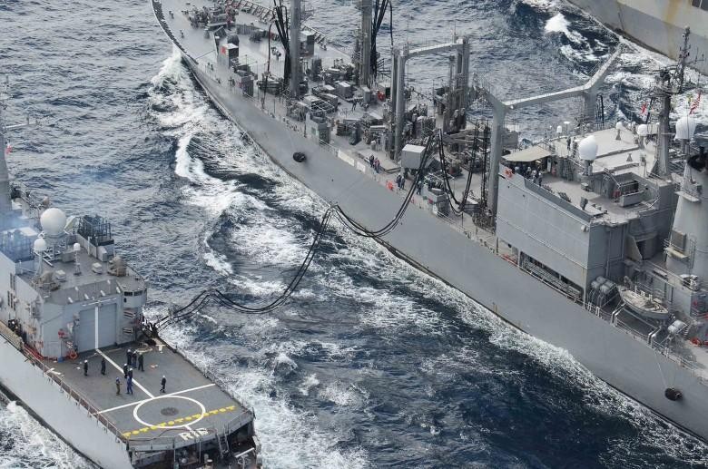 Tàu Nhật (phải) tiếp tế cho tàu Pháp (Ảnh: Đông Phương). Tàu Nhật (phải) tiếp tế cho tàu Pháp (Ảnh: Đông Phương).