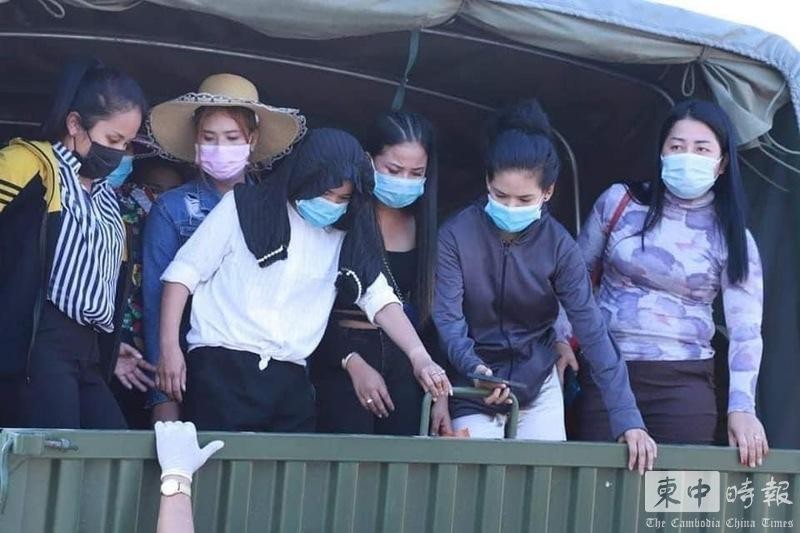 Các nữ nhân viên làm ở hộp đêm N8 Club bị đưa đi cách ly sau "Sự kiện lây nhiễm cộng đồng 20/2" (Ảnh: TBCPC-TQ). Các nữ nhân viên làm ở hộp đêm N8 Club bị đưa đi cách ly sau "Sự kiện lây nhiễm cộng đồng 20/2" (Ảnh: TBCPC-TQ).