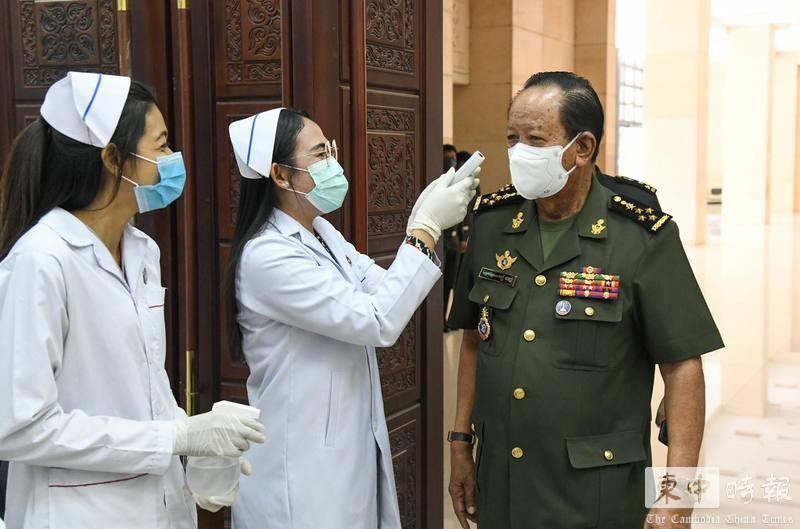 Tướng TeaBanh, Bộ trưởng Quốc phòng Campuchia thực hiện đo thân nhiệt (Ảnh: Thời báo CPC-TQ). Tướng TeaBanh, Bộ trưởng Quốc phòng Campuchia thực hiện đo thân nhiệt (Ảnh: Thời báo CPC-TQ).