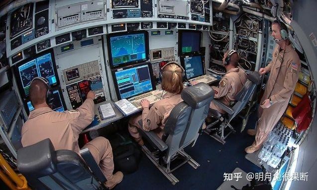 Các sĩ quan tình báo Mỹ trên chiếc RC-135U (Ảnh: zhihu). Các sĩ quan tình báo Mỹ trên chiếc RC-135U (Ảnh: zhihu).