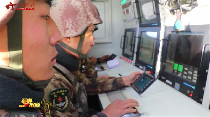 Binh sĩ sử dụng trang bị hiện đại (Ảnh: CCTV/Đa Chiều).