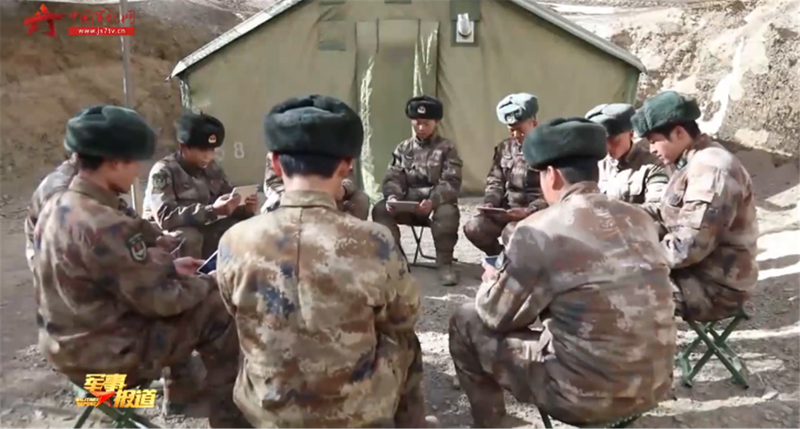 Binh sĩ sử dụng máy tính bảng khi hành quân huấn luyện dã ngoại (Ảnh: CCTV/Đa Chiều).