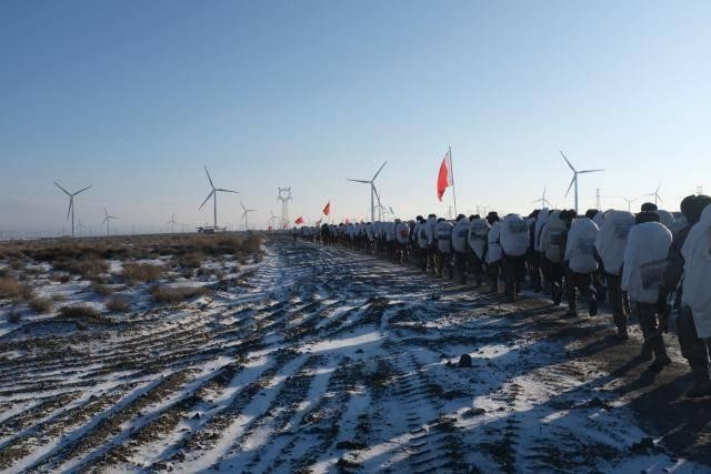 Tập hành quân trong điều kiện thời tiết khắc nghiệt (Ảnh: Sina).