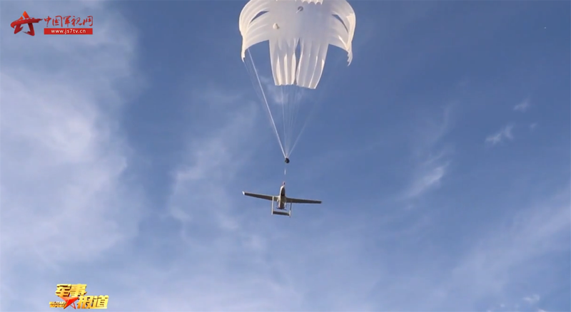 Thu hồi UAV sau khi hoàn thành nhiệm vụ (Ảnh: CCTV/Đa Chiều).