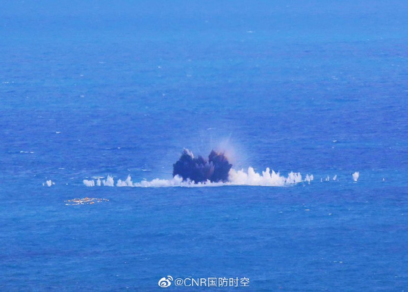 Máy bay Trung Quốc tập tấn công mục tiêu trên biển (Ảnh: BQPTQ).