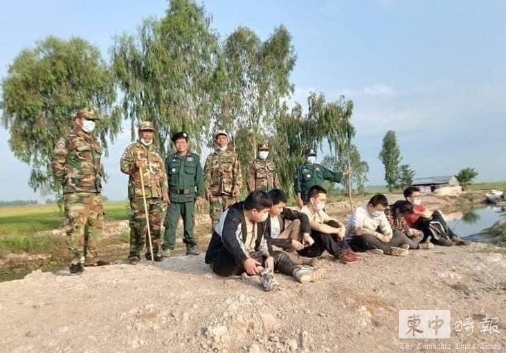 6 người Trung Quốc xâm nhập trái phép tỉnh Takeo bị bắt hôm 10/3 (Ảnh: Thời báo Campuchia). 6 người Trung Quốc xâm nhập trái phép tỉnh Takeo bị bắt hôm 10/3 (Ảnh: Thời báo Campuchia).