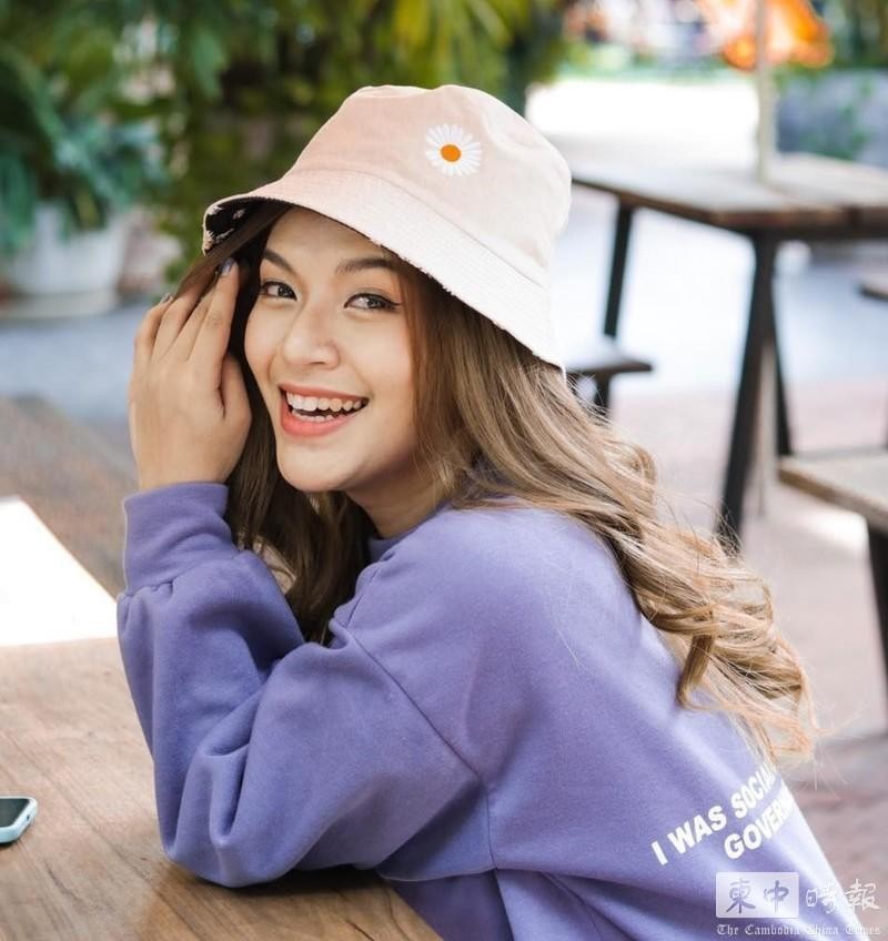 Ca sĩ Vy Dyneth tuyên bố trên Facebook cô đã bị dương tính với SARS-CoV-2, kêu gọi những người đã tiếp xúc với cô hãy đi lấy mẫu và xét nghiệm (Ảnh: Thời báo Campuchia). Ca sĩ Vy Dyneth tuyên bố trên Facebook cô đã bị dương tính với SARS-CoV-2, kêu gọi những người đã tiếp xúc với cô hãy đi lấy mẫu và xét nghiệm (Ảnh: Thời báo Campuchia).