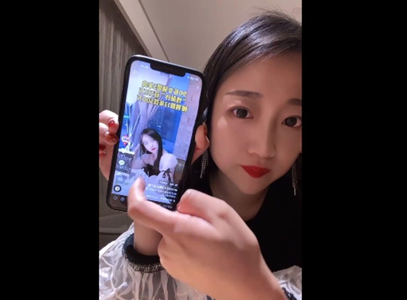 Uông X, nạn nhân vụ đạo ảnh cùng bức ảnh cô bị mạo danh (Ảnh: Dwnews).