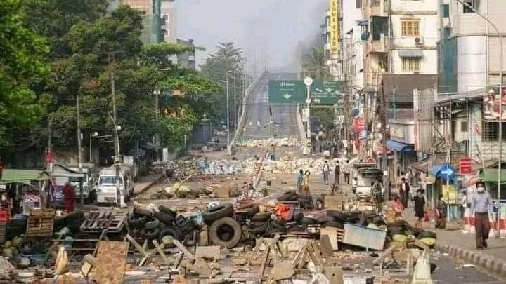 Đường phố Yangon dẫn vào khu công nghiệp Hlaing Thaya đầy chướng ngại vật do người biểu tình dựng lên (Ảnh: Golden Phoenix).