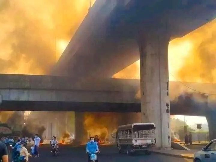 Đường phố lửa cháy ngút trời như chiến trường (Ảnh: Golden Phoenix). Đường phố lửa cháy ngút trời như chiến trường (Ảnh: Golden Phoenix).