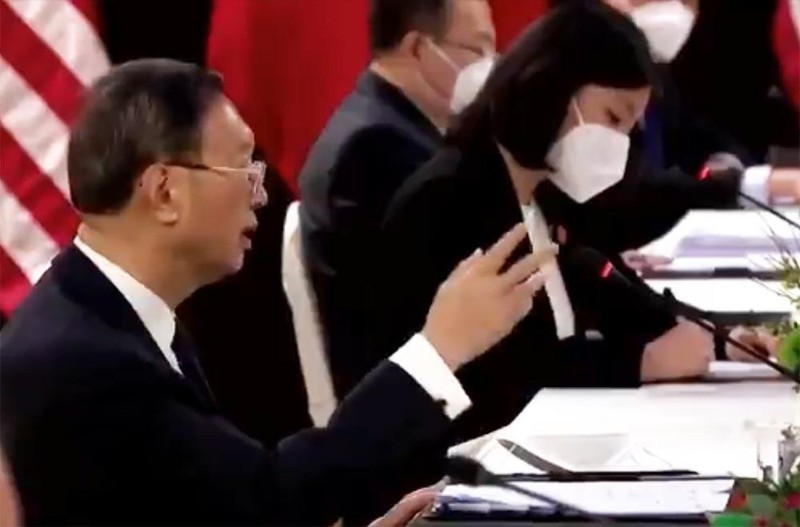 Ông Dương Khiết Trì vung tay khi phát biểu (Ảnh: DJY). Ông Dương Khiết Trì vung tay khi phát biểu (Ảnh: DJY).