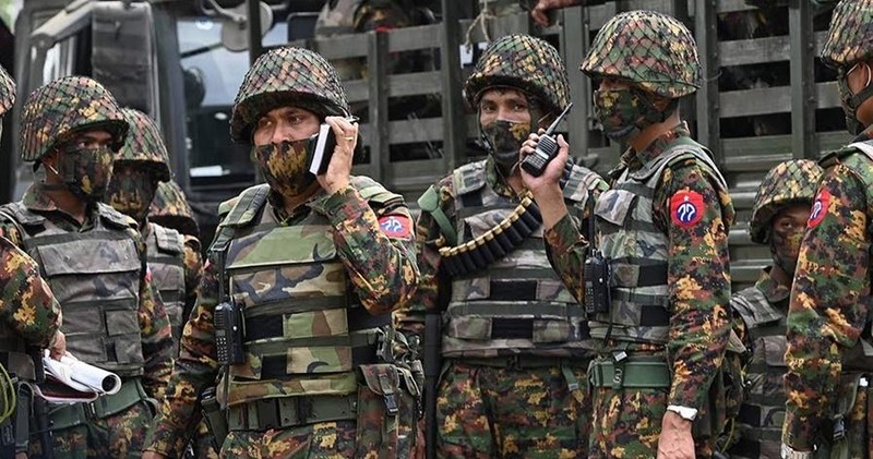 Quân đội Myanmar lập các chốt chặn trên tuyến giao thông (Ảnh: AP).