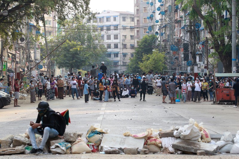 Người biểu tình chiếm một đường phố ở Yangon (Ảnh: AP).