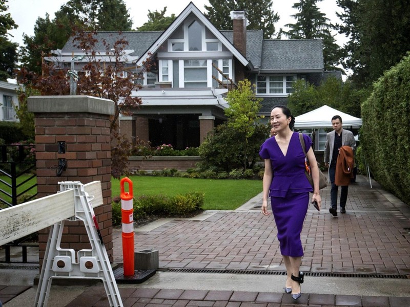 Bà Mạnh Vãn Chu bị đeo kiềng điện tử, chịu quản thúc tại nhà riêng ở Vancouver, Canada (Ảnh: AP).