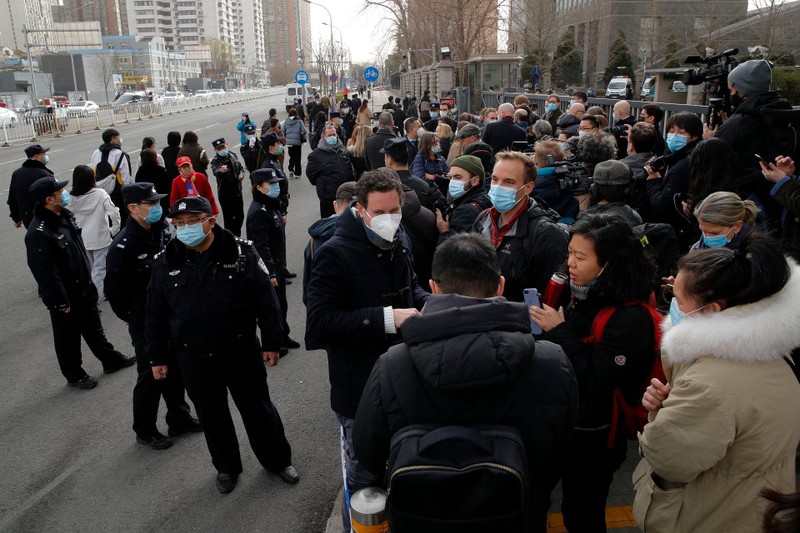 Các nhà ngoại giao , giới báo chí và nhân viên an ninh Trung Quốc bên ngoài phòng xử án (Ảnh: Reuters).