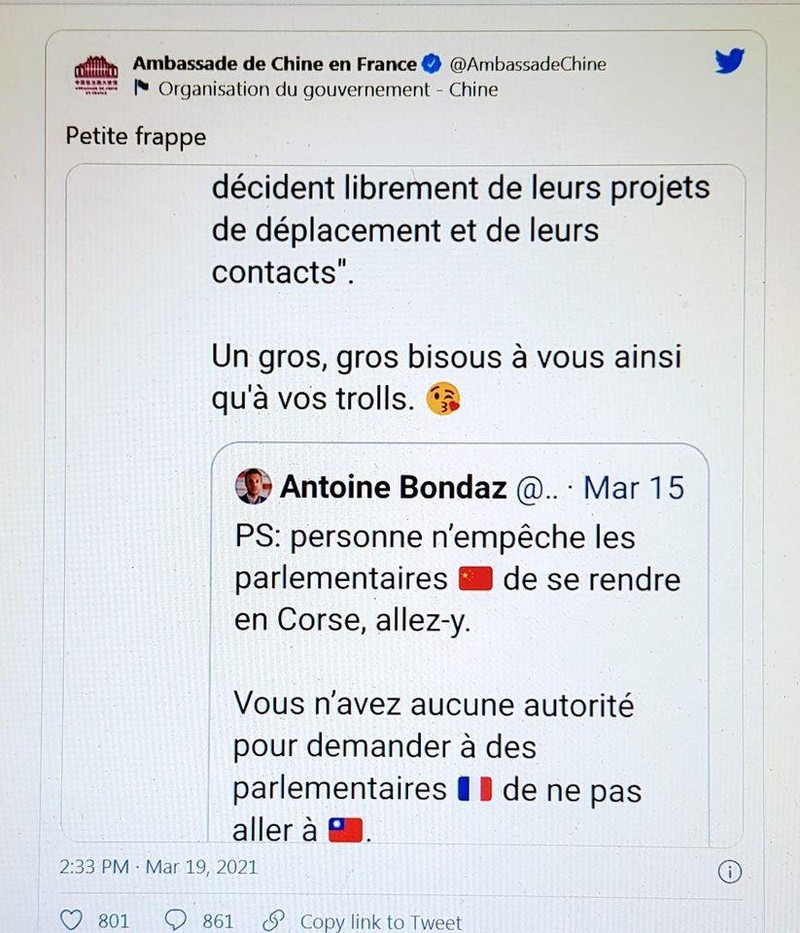 Bản tweet của Đại sứ quán Trung Quốc tại Pháp gọi ông Antoine Bondaz là “Petite frappe” (côn đồ) đã khiến dư luận Pháp nổi sóng (Ảnh chụp màn hình).
