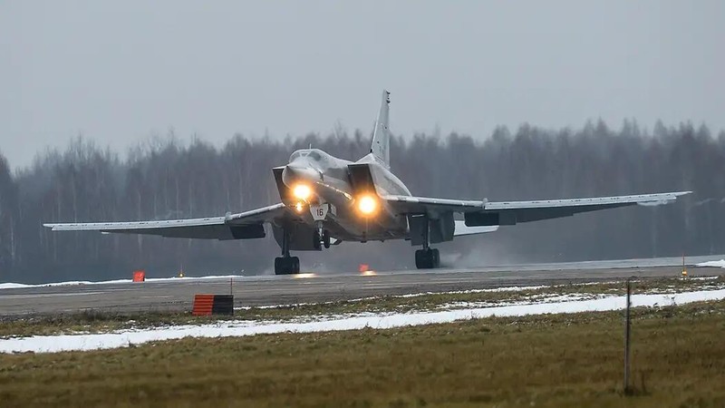 Một chiếc Tu-22M3 Backfire đang cất cánh (Ảnh:huanqiu). Một chiếc Tu-22M3 Backfire đang cất cánh (Ảnh:huanqiu).