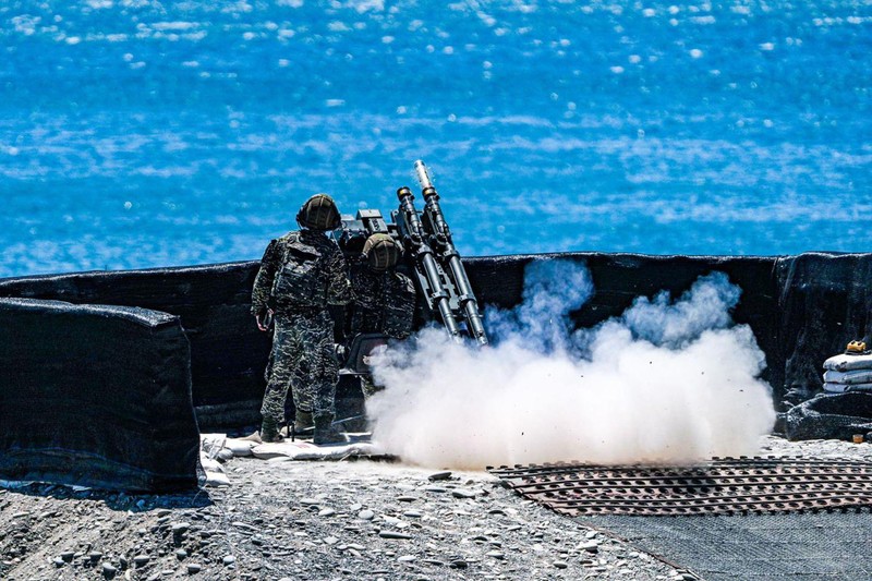 Lính Đài Loan đóng ở đảo Đông Sa diễn tập phòng không (Ảnh: Dwnews). Lính Đài Loan đóng ở đảo Đông Sa diễn tập phòng không (Ảnh: Dwnews).