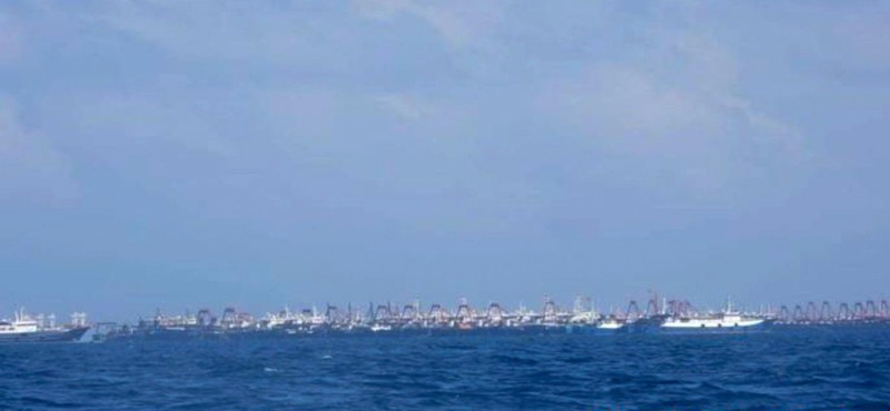 Tàu dân quân Trung Quốc ở gần bãi Ba Đầu hôm 21/3 (Ảnh: AP). Tàu dân quân Trung Quốc ở gần bãi Ba Đầu hôm 21/3 (Ảnh: AP).