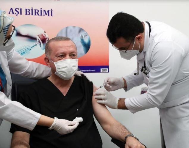 Tổng thống Thổ Nhĩ Kỳ Erdogan tiêm vaccine Sinovac của Trung Quốc (Ảnh: Lianhezaobao).