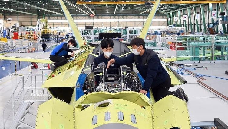 Chiếc KF-21 mẫu khi đang được lắp ráp (Ảnh: KAI).