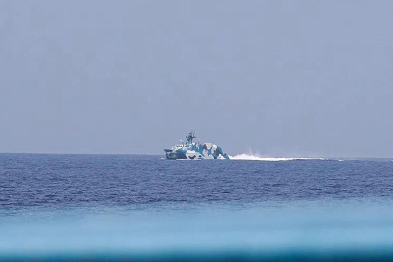 Tàu tên lửa cao tốc Type 22 của Trung Quốc đuổi theo tàu cá chở các nhà báo Philippines (Ảnh: Đa Chiều). Tàu tên lửa cao tốc Type 22 của Trung Quốc đuổi theo tàu cá chở các nhà báo Philippines (Ảnh: Đa Chiều).