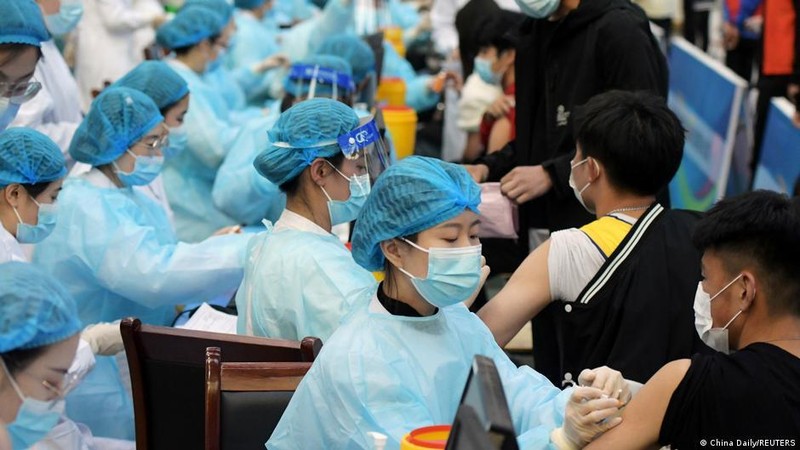 Người dân thành phố Thanh Đảo đi tiêm vaccine ngừa COVID-19 (Ảnh: Deutsche Welle). Người dân thành phố Thanh Đảo đi tiêm vaccine ngừa COVID-19 (Ảnh: Deutsche Welle).
