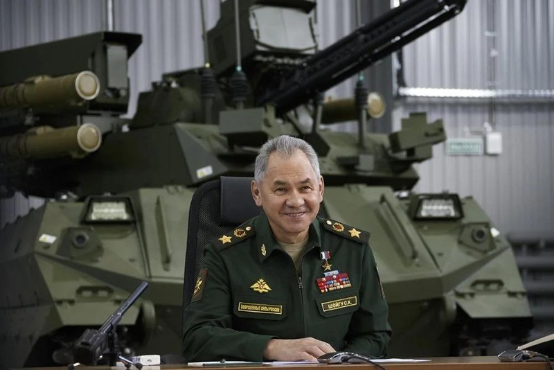 Bộ trưởng Quốc phòng Nga Sergei Shoigu thị sát công ty nghiên cứu chế tạo robot chiến đấu (Ảnh: TASS).