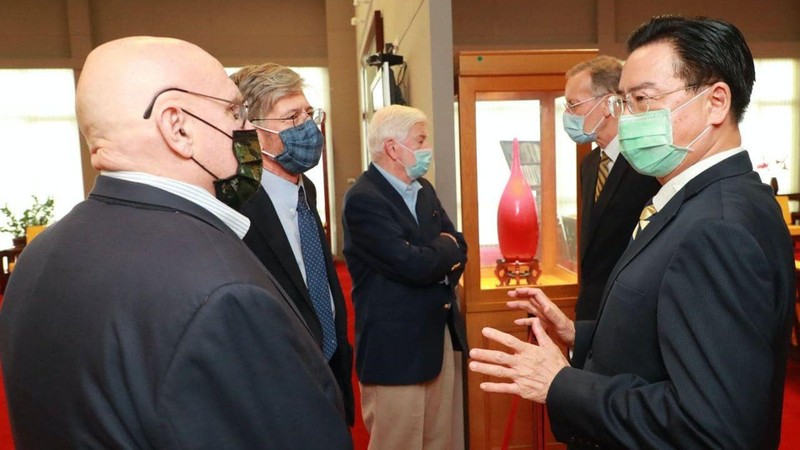 Ông Ngô Chiêu Nhiếp (phải) trao đổi với các khách Mỹ (Ảnh:Twitter@MOFA Taiwan). Ông Ngô Chiêu Nhiếp (phải) trao đổi với các khách Mỹ (Ảnh:Twitter@MOFA Taiwan).