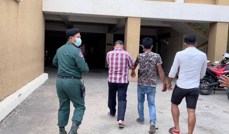 Cảnh sát dẫn giải 3 người bị bắt tới trại giam (Ảnh: TBCPC-TQ). Cảnh sát dẫn giải 3 người bị bắt tới trại giam (Ảnh: TBCPC-TQ).