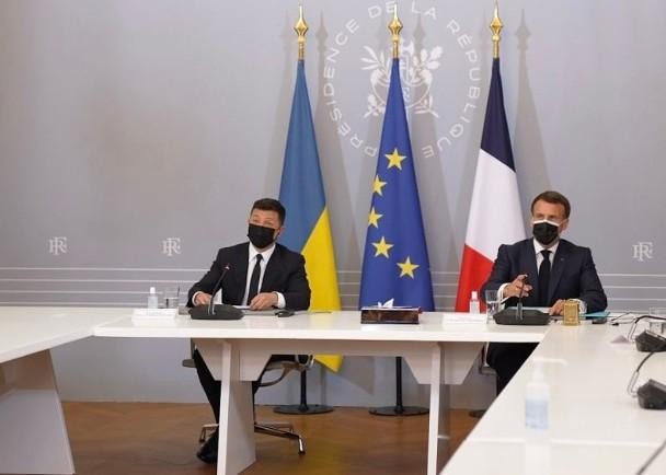 Tổng thống Ukraine Zelensky cùng Thủ tướng Pháp Macron trao đổi qua cầu truyền hình với Thủ tướng Đức Merken về tình hình Đông Ukraine Ảnh: Đông Phương). Tổng thống Ukraine Zelensky cùng Thủ tướng Pháp Macron trao đổi qua cầu truyền hình với Thủ tướng Đức Merken về tình hình Đông Ukraine Ảnh: Đông Phương).