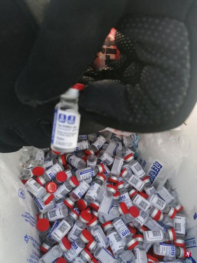 Pfizer cho biết vaccine giả đã được bán ở Mexico với giá 2.500 USD /liều (Ảnh: AFP/Zaobao).